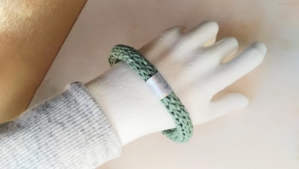 armband aus papiergarn grün